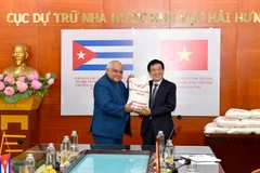 Phó Tổng cục trưởng Tổng cục Dự trữ Nhà nước La Văn Thịnh trao tượng trưng 5.000 tấn gạo cho ngài Orlando Nicolas Hernandez Guillen, Đại sứ đặc mệnh toàn quyền Cuba tại Việt Nam. (Ảnh: CTV/Vietnam+)