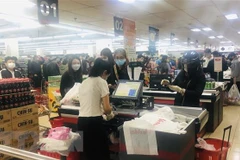 Người dân thanh toán mua hàng tại siêu thị Vinmart. (Ảnh: Trần Việt/TTXVN)