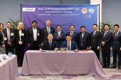 Tiến sỹ Robert Li, Phó Chủ tịch Synopsys phụ trách kinh doanh tại Đài Loan và Nam Á và ông Võ Xuân Hoài, Phó Giám đốc NIC ký Biên bản ghi nhớ, ngày 18/9. (Ảnh: NIC/Vietnam+)