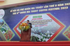 Ông Võ Văn Cảnh, Phó Chủ tịch Ủy ban Nhân dân tỉnh Đắk Lắk phát biểu khai mạc Lễ khai mạc “Hội chợ triển lãm chuyên ngành Càphê,” nằm trong khuôn khổ Lễ hội Càphê lần thứ 8-năm 2023, ngày 10/3. (Ảnh: Hạnh Nguyễn/Vietnam+)