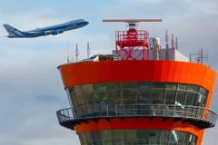 Radar chuyển động bề mặt Alcor (SMR) của Almaz-Antey cung cấp dữ liệu cho các hệ thống giám sát và điều khiển giao thông trên không và mặt đất trong khu vực sân bay. (Ảnh: PV/Vietnam+)