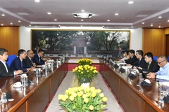 Lãnh đạo Bộ Tài chính trao đổi việc triển khai hoat động tài chính vay nợ giữa Việt Nam và ADB. (Ảnh: BTC/Vietnam+)