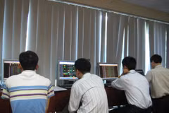 Trong tháng Sáu, khối lượng giao dịch bình quân trên thị trường đạt xấp xỉ 78,9 triệu cổ phiếu/phiên, giá trị giao dịch gần 910 tỷ đồng/phiên. (Ảnh: PV/Vietnam+)