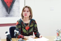 Bộ trưởng Cora van Nieuwenhuizen trong cuộc tiếp xúc với đoàn phóng viên Việt Nam thăm Hà Lan vào tháng 3 vừa qua (Ảnh: Hoàng Long)