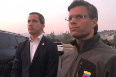 Ông Guaido (trái) đứng bên ông Lopez tại căn cứ không quân ở Caracas. (Nguồn: CNN)