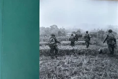 Bìa cuốn sách ảnh "Chiến dịch Điện Biên Phủ - từ 13/3 đến 7/5/1954", dày 211 trang do Cơ quan Truyền thông và Sản xuất Nghe nhìn Bộ Quốc phòng Pháp (ECPAD) phát hành nhân kỷ niệm 70 năm chiến dịch này. (Ảnh: Nguyễn Tuyên/TTXVN)