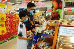 Người dân mua hàng tại Co.opmart Rạch Giá, thành phố Rạch Giá (Kiên Giang). (Ảnh: Lê Huy Hải/TTXVN)