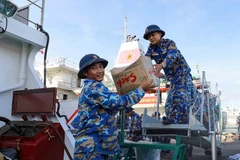 Vận chuyển hàng Tết ra đảo. (Ảnh: Nguyễn Cúc/TTXVN)