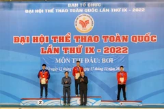 Trao giải nội dung Bơi tự do 400m nam với Huy chương Vàng thuộc về Nguyễn Huy Hoàng (Quảng Bình); Huy chương Bạc thuộc về Trần Hưng Nguyên (Quân đội); Huy chương Đồng thuộc về Nguyễn Hữu Kim Sơn (Đà Nẵng). (Ảnh: Tuấn Đức/TTXVN)