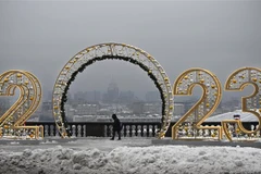 Đường phố được trang hoàng chào đón Năm mới tại Moskva, Nga. (Ảnh: AFP/ TTXVN)