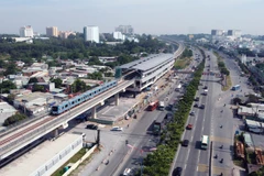 Tàu metro số 1 chạy thử nghiệm đoạn trên cao. (Ảnh: Quang Châu/TTXVN)
