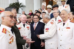 Thủ tướng Phạm Minh Chính với các nhân chứng lịch sử Công an nhân dân. 