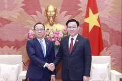 Chủ tịch Quốc hội Vương Đình Huệ tiếp Đại sứ Đặc mệnh toàn quyền Vương quốc Campuchia Chay Navuth. (Ảnh: Doãn Tấn/TTXVN)