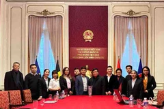 Các thành viên VINEU và Bộ trưởng Bộ Kế hoạch và Đầu tư Nguyễn Chí Dũng. (Ảnh: Hải Sa/Vietnam+)