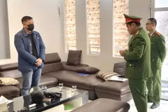 Cơ quan cảnh sát điều tra Công an tỉnh Cao Bằng đọc lệnh bắt ông Trần Triều Dương. (Ảnh: TTXVN phát)