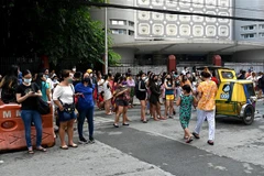 Người dân tại Manila, Philippines, sơ tán ra bên ngoài các tòa nhà sau trận động đất ngày 27/7/2022. (Ảnh minh họa: AFP/ TTXVN)