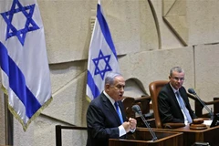Thủ tướng Israel đắc cử Benjamin Netanyahu (trái) và Chủ tịch Quốc hội Yariv Levin tại một phiên họp Quốc hội Israel ở Jerusalem. (Ảnh: AFP/TTXVN)
