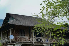 Đến Mường Lay, du khách không khỏi ngỡ ngàng với những phố nhà sàn lợp bằng đá nằm san sát bên lòng hồ thủy điện. (Ảnh: Xuân Tư/TTXVN)