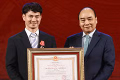 Chủ tịch nước Nguyễn Xuân Phúc trao tặng Huân chương Lao động hạng Ba cho Nghệ sỹ Ưu tú Nguyễn Xuân Bắc-Giám đốc Nhà hát Kịch Việt Nam. (Ảnh: Thống Nhất/TTXVN)
