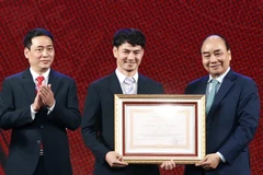 Chủ tịch nước Nguyễn Xuân Phúc trao tặng Huân chương Lao động hạng Ba cho Nhà hát Kịch Việt Nam. 