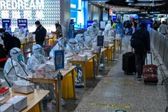 Nhân viên y tế làm việc tại một điểm xét nghiệm COVID-19 tại nhà ga Hongqiao ở Thượng Hải, Trung Quốc, ngày 6/12/2022. (Ảnh: AFP/TTXVN)