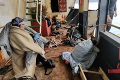 Hai nữ ngư dân được cứu nạn thành công và được lực lượng Đồn Biên phòng cảng Hòn Gai, Quảng Ninh tiếp nhận đưa vào bờ. (Ảnh: TTXVN phát)