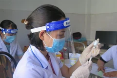 Lực lượng y tế tỉnh Kon Tum khẩn trương triển khai tiêm vaccine Abdala cho người dân. (Ảnh: Dư Toán/TTXVN)