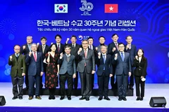 Bộ trưởng Ngoại giao Park Jin cùng các đại biểu chụp ảnh lưu niệm tại buổi lễ. (Ảnh: Khánh Vân/TTXVN)