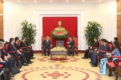 Thường trực Ban Bí thư tiếp Cố vấn đặc biệt Liên minh Nghị sỹ Hữu nghị Việt Nam-Nhật Bản Tsutomu Takebe. (Ảnh: Phương Hoa/TTXVN)