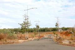 Một trong những đường dẫn vào dự án Khu thương mại dịch vụ và dân cư Tân Việt Phát 2 đã bị rào chắn lại. (Ảnh: Nguyễn Thanh/TTXVN)