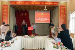 Các doanh nghiệp, nhà hảo tâm tài trợ trực tiếp 815 triệu đồng để tổ chức "Tết sum vầy" cho công nhân lao động khó khăn. (Ảnh Chu Quốc Hùng/TTXVN)