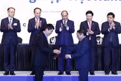 Chủ tịch nước Nguyễn Xuân Phúc và Phó Thủ tướng Hàn Quốc Choo Kyung-ho chứng kiến lễ trao biên bản hợp tác về Văn hóa, Thể thao và Du lịch giữa hai nước. (Ảnh: Thống Nhất/TTXVN)