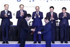 Chủ tịch nước Nguyễn Xuân Phúc và Phó Thủ tướng Hàn Quốc Choo Kyung-ho chứng kiến lễ trao biên bản hợp tác về Văn hóa, Thể thao và Du lịch giữa hai nước. (Ảnh: Thống Nhất/TTXVN)