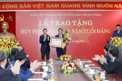 Thường trực Ban Bí thư Võ Văn Thưởng trao Huy hiệu 40 năm tuổi Đảng cho đồng chí Nguyễn Trọng Nghĩa, Bí thư Trung ương Đảng, Trưởng Ban Tuyên giáo Trung ương. (Ảnh: Phương Hoa/TTXVN)