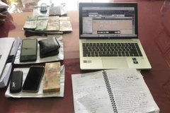 Các hiện vật liên quan đến việc giao dịch cá độ bóng đá. (Ảnh: TTXVN phát)