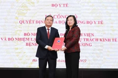 Bộ trưởng Bộ Y tế Đào Hồng Lan trao Quyết định bổ nhiệm Giám đốc Bệnh viện Phổi Trung ương cho Tiến sỹ, bác sỹ Đinh Văn Lượng. (Ảnh: Thanh Tùng/TTXVN)
