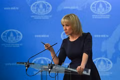 Người phát ngôn Bộ Ngoại giao Nga Maria Zakharova phát biểu với báo giới tại Moskva. (Ảnh: AFP/TTXVN)
