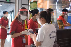 Hãng hàng không Vietjet đã vận chuyển hàng nghìn y bác sỹ vào Thành phố Hồ Chí Minh chống dịch COVID-19. (Ảnh: CTV/Vietnam)
