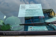 Một phương tiện có giấy nhận diện phương tiện có mã QR Code lưu thông qua chốt kiểm dịch. (Ảnh: Minh Sơn/Vietnam+)