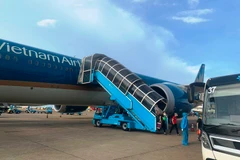 Chuyến bay VN213 chở 300 bác sĩ hạ cánh an toàn tại Thành phố Hồ Chí Minh chiều ngày 5/8. (Ảnh: CTV/Vietnam+)