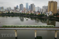 Nhiều người dân đã trải nghiệm tàu Cát Linh-Hà Đông và đánh giá rất tốt về loại hình vận tải công cộng hiện đại của Thủ đô. (Ảnh: Thành Đạt/TTXVN)