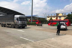 Chốt kiểm soát dịch COVID-19 đối với người và phương tiện ra vào thành phố Hà Nội. (Ảnh: CTV/Vietnam+)