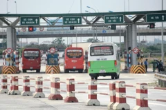 Phương tiện lưu thông qua một trạm thu phí BOT. (Ảnh: Việt Hùng/Vietnam+)