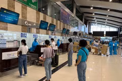 Các đoàn y tế được bố trí quầy làm thủ tục ưu tiên. (Ảnh: CTV/Vietnam+)