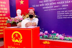 Cử tri tham gia đi bỏ phiếu bầu cử đại biểu đại biểu Quốc hội khoá XV và đại biểu Hội đồng nhân dân các cấp nhiệm kỳ 2021-2026. (Ảnh: Hiếu Hoàng/Vietnam+)