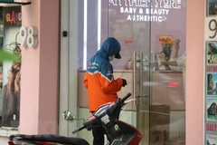 "Shipper" của bưu chính, siêu thị được hoạt động sau khi đăng ký với Sở Giao thông vận tải Hà Nội. (Ảnh: Minh Quyết/TTXVN)