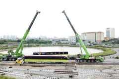 Đoàn tàu metro Nhổn-ga Hà Nội được đưa lên đường ray tại khu Depot Nhổn. (Ảnh: MRB cung cấp)