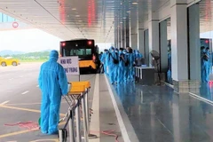 Sân bay Vân Đồn phun khử trùng, khử khuẩn bổ sung trên diện rộng sau trường hợp nhân viên của Cảng hàng không này dương tính với COVID-19. (Ảnh: TTXVN phát)