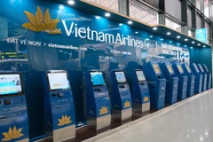 Hành khách có thể làm thủ tục trực tuyến tại các Kiosk check-in của hãng hàng không Vietnam Airlines. (Ảnh: CTV/Vietnam+)