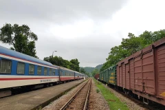 Các đoàn tàu hàng và tàu khách đang nằm chờ tại ga vì sự cố có bom sát đường tàu. (Ảnh: Câu lạc bộ đam mê đường sắt Việt Nam)